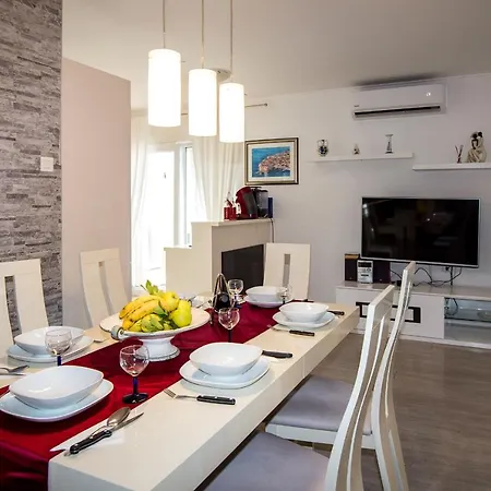 Luxury Stipe Apartment