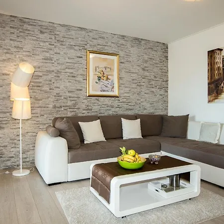 Luxury Stipe Apartment *