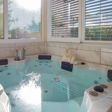 Luxury Stipe Apartment *