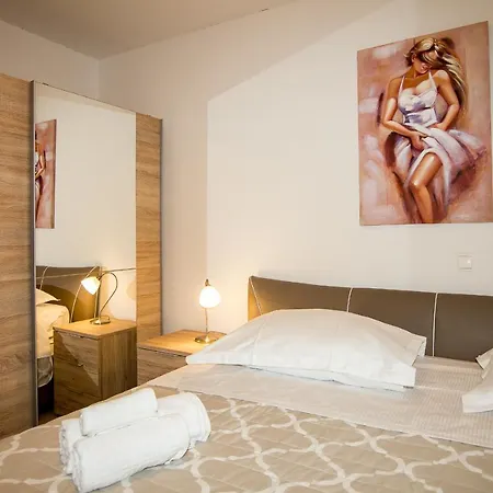 Luxury Stipe Apartment